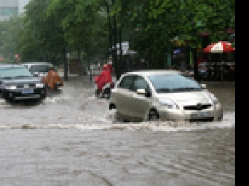 Cách đi xe an toàn qua chỗ ngập nước